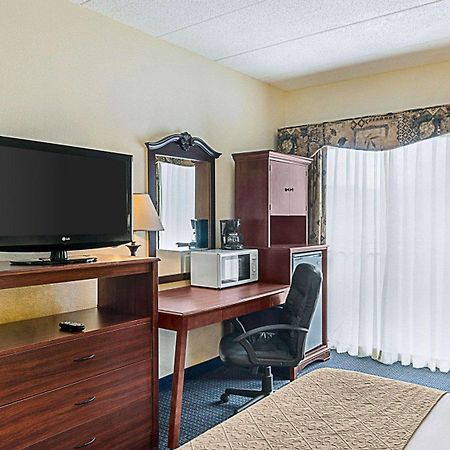 Quality Inn & Suites Worcester Bagian luar foto