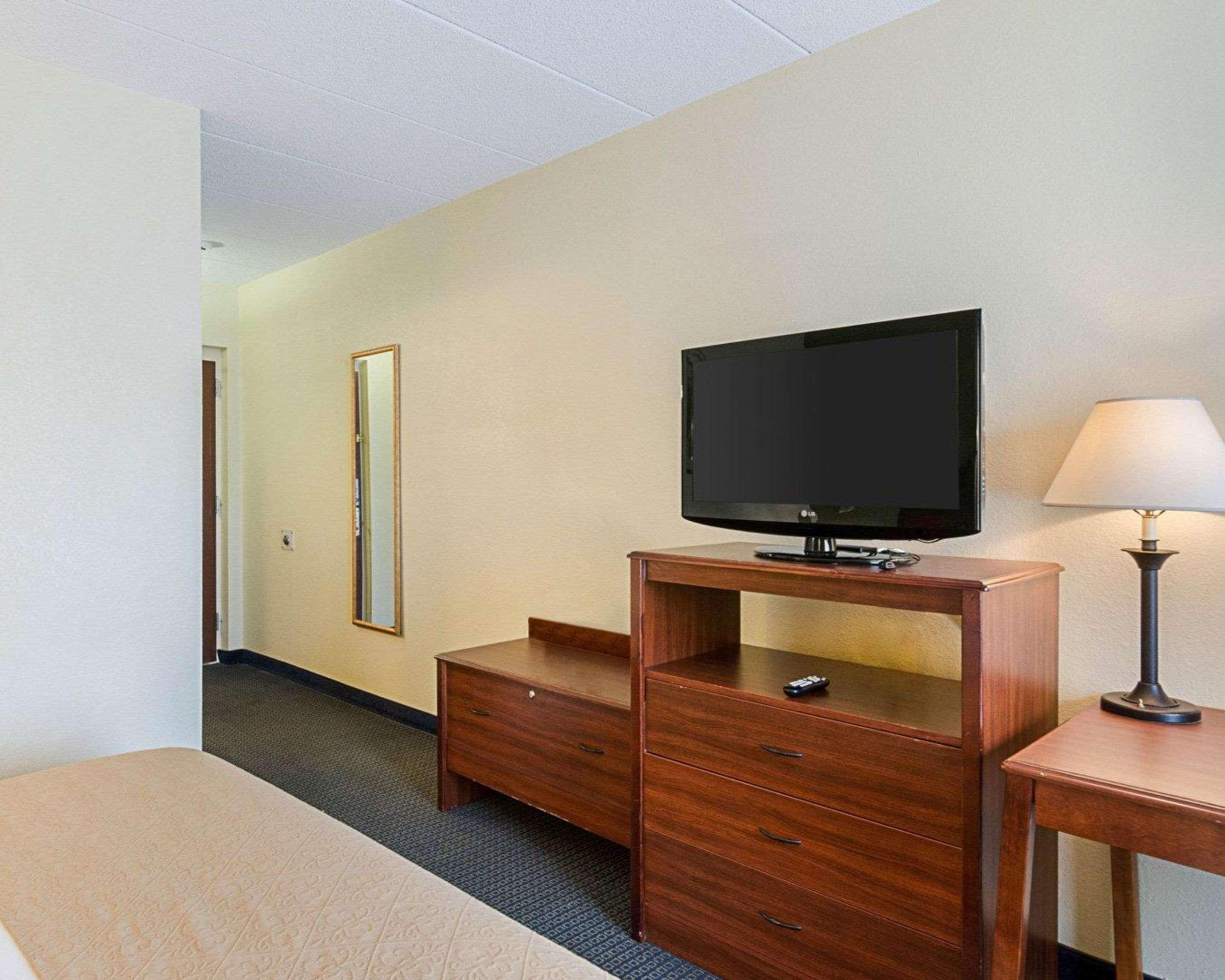 Quality Inn & Suites Worcester Bagian luar foto
