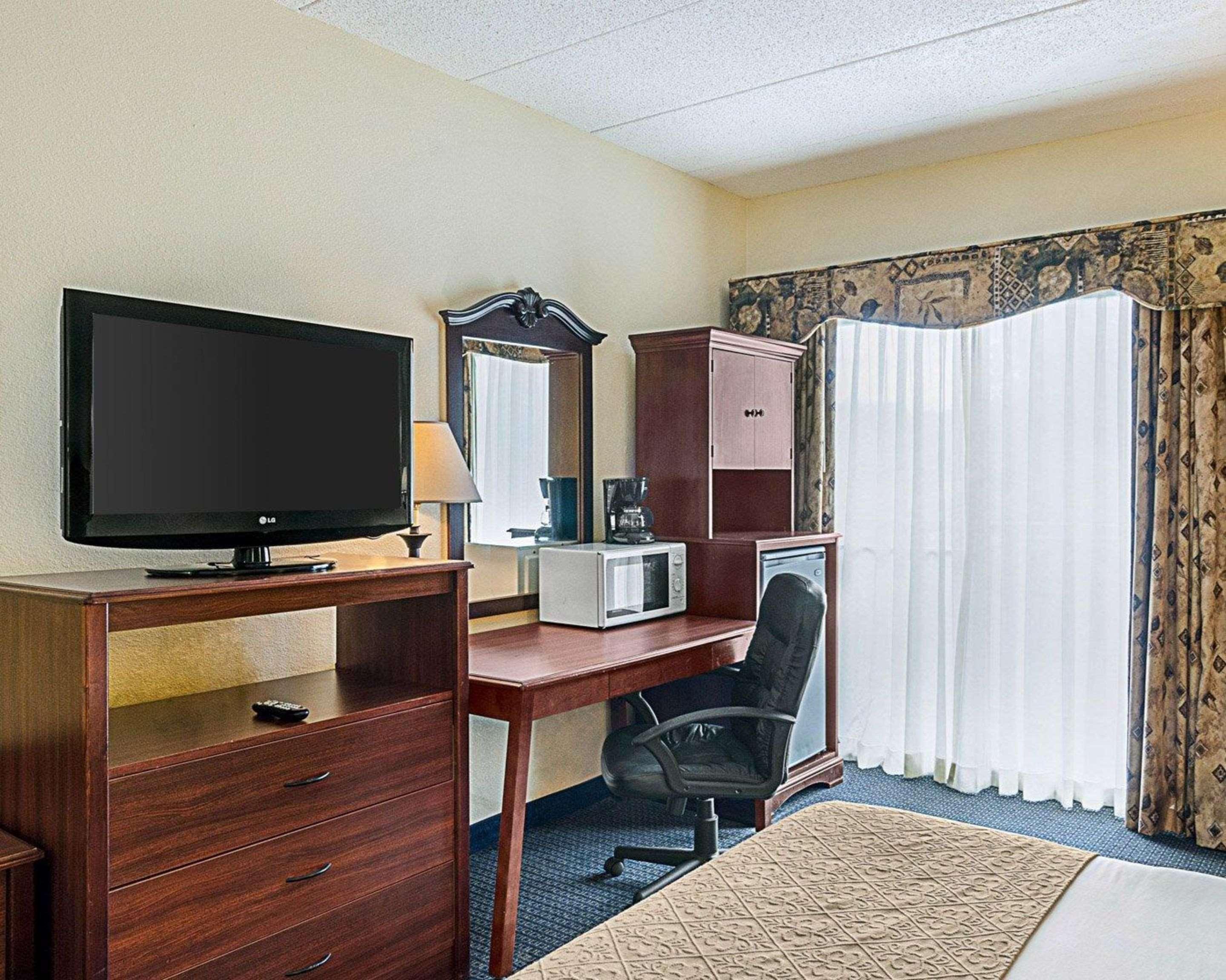 Quality Inn & Suites Worcester Bagian luar foto