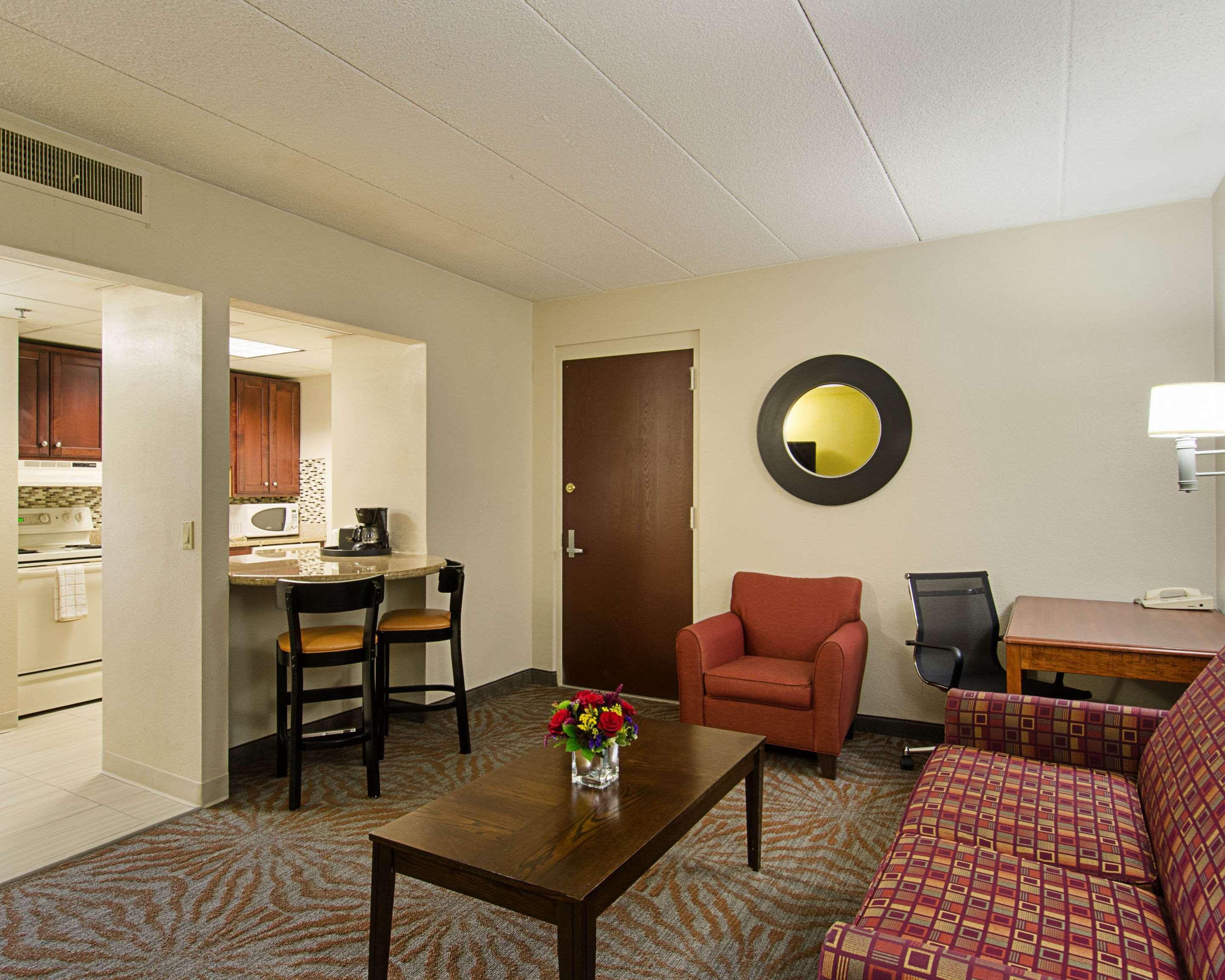 Quality Inn & Suites Worcester Bagian luar foto