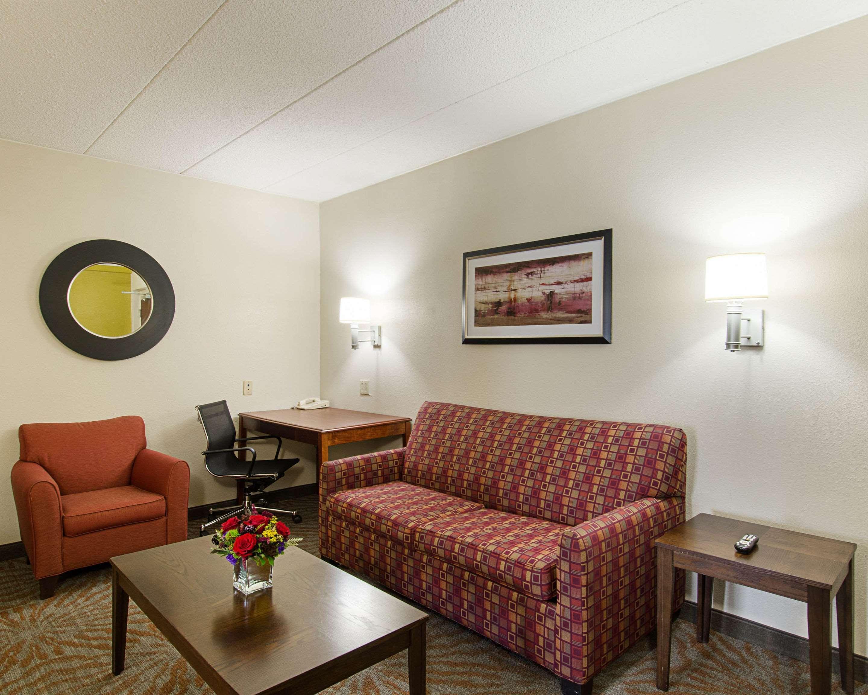 Quality Inn & Suites Worcester Bagian luar foto