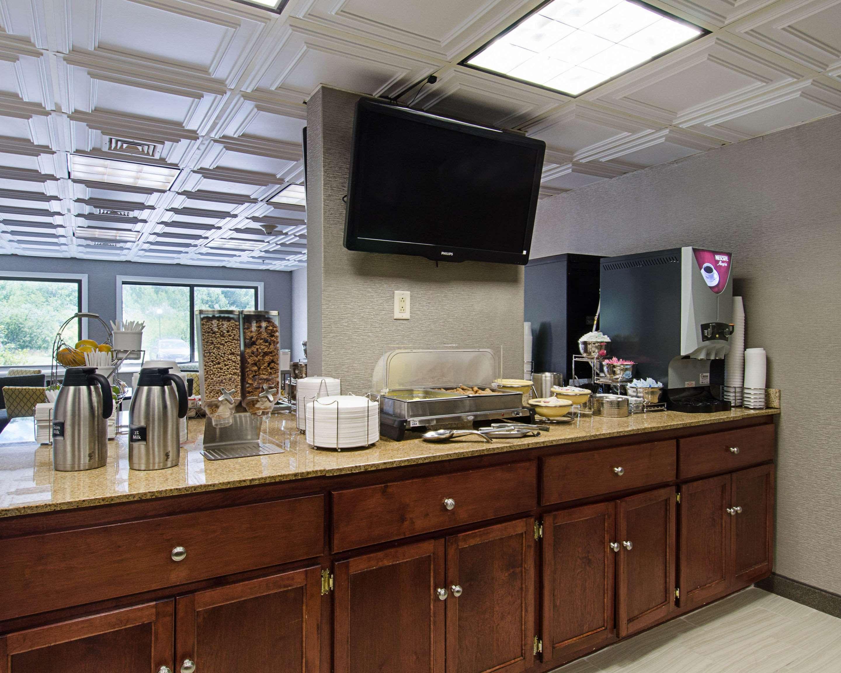 Quality Inn & Suites Worcester Bagian luar foto