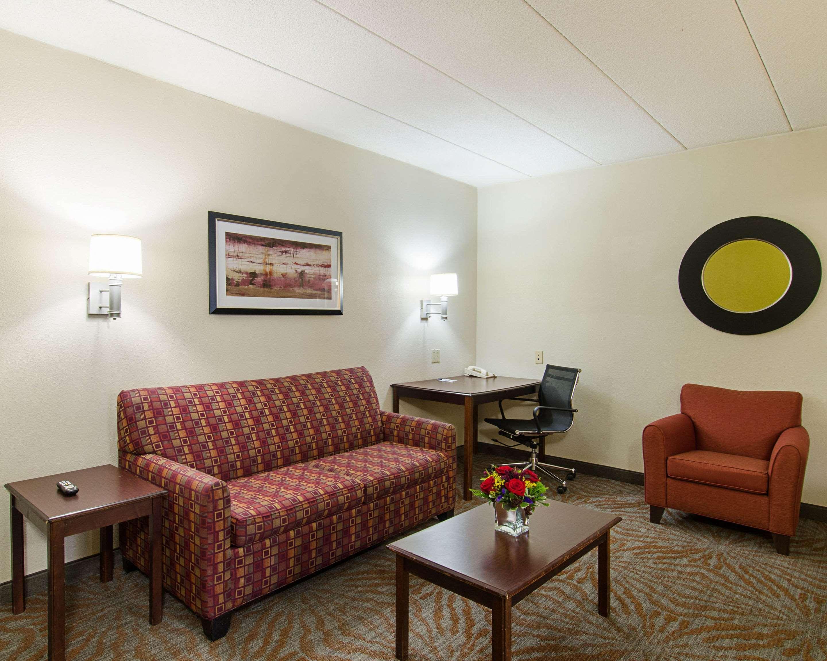 Quality Inn & Suites Worcester Bagian luar foto