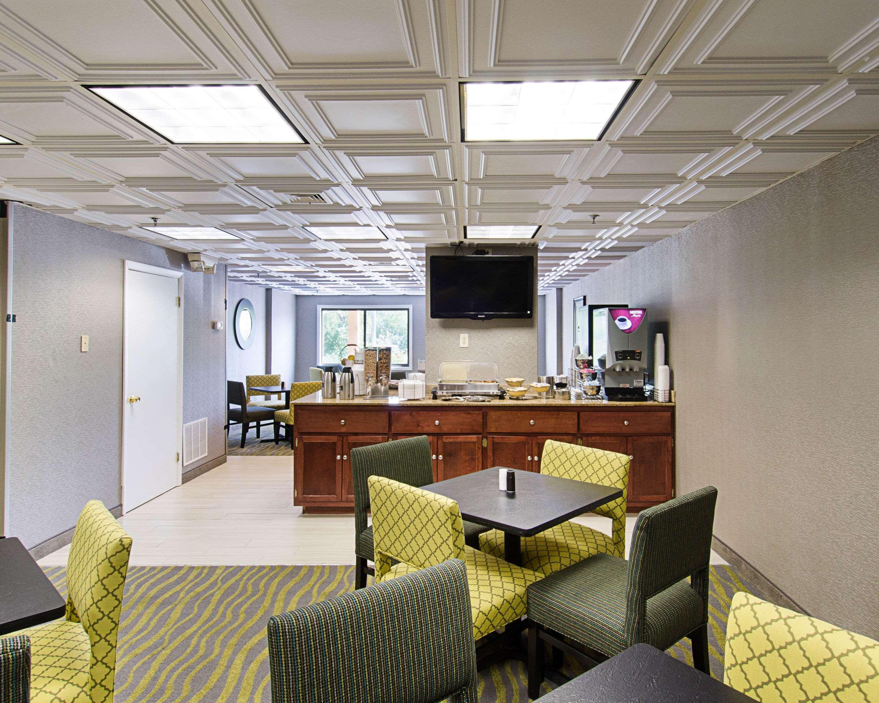 Quality Inn & Suites Worcester Bagian luar foto