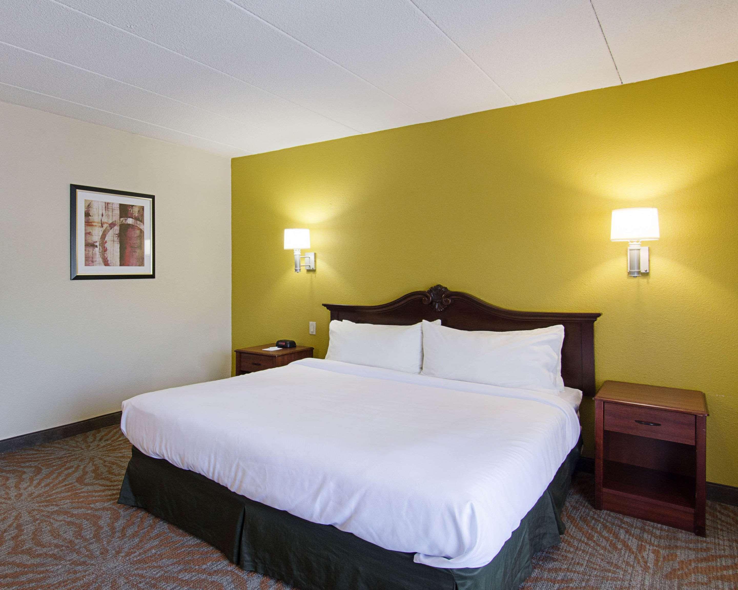 Quality Inn & Suites Worcester Bagian luar foto