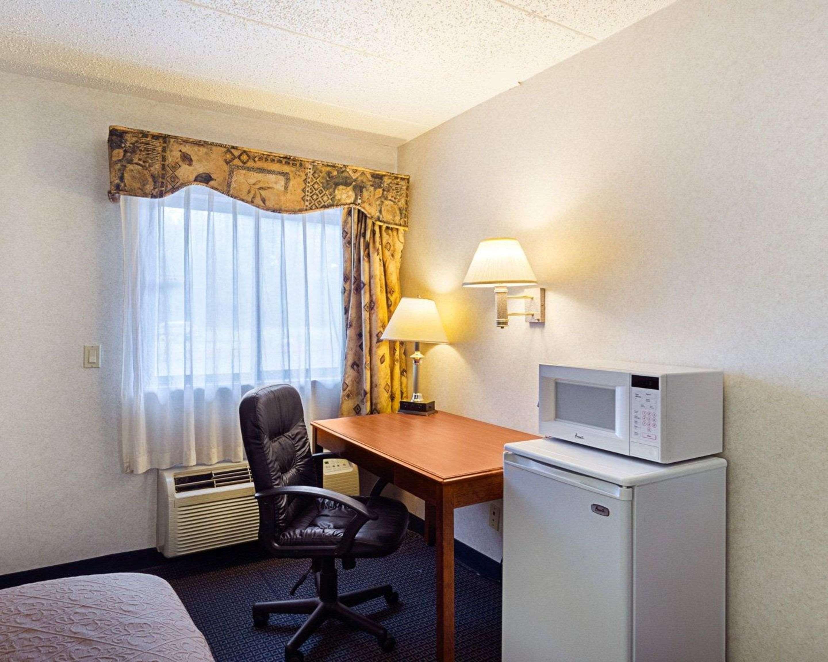 Quality Inn & Suites Worcester Bagian luar foto