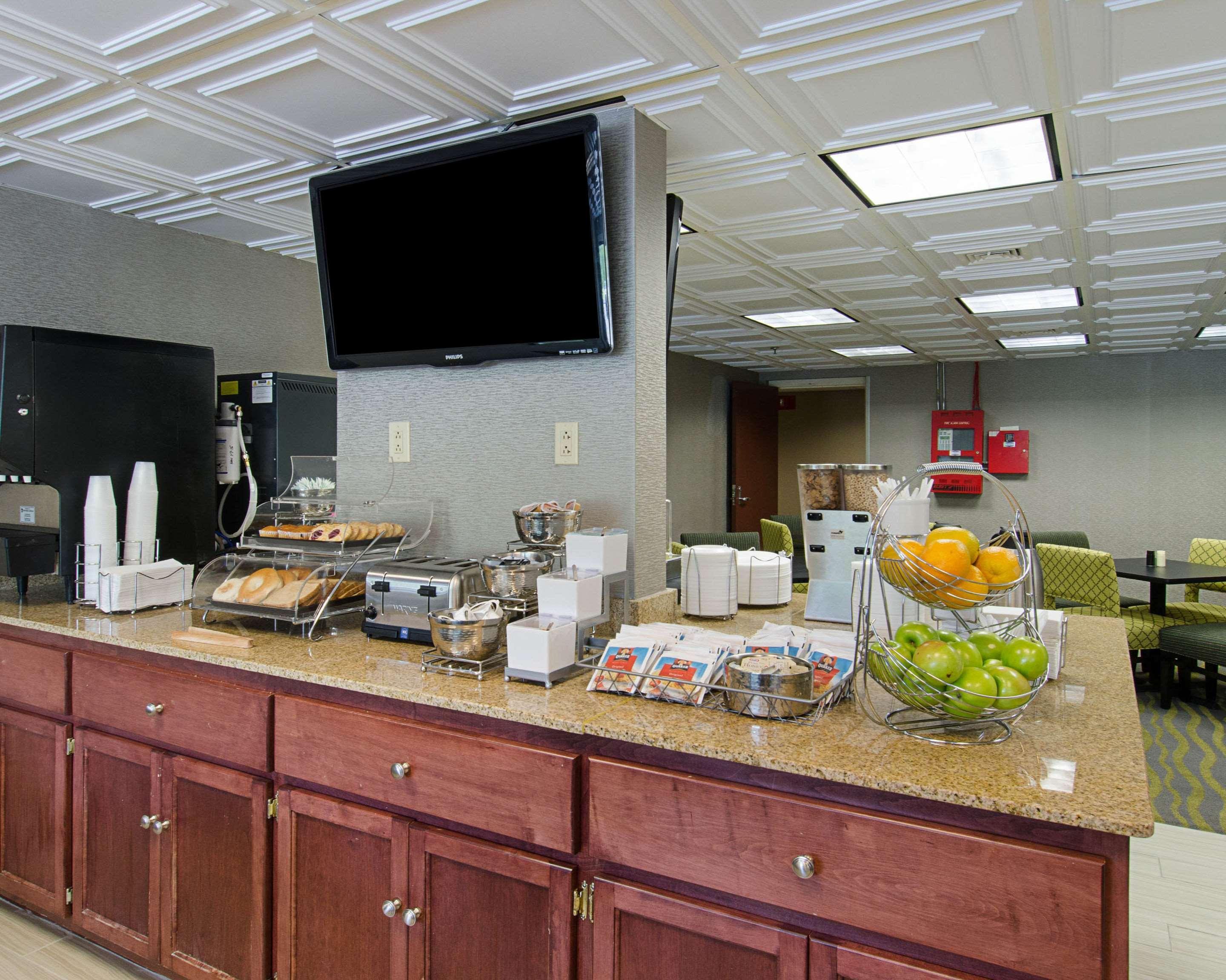 Quality Inn & Suites Worcester Bagian luar foto