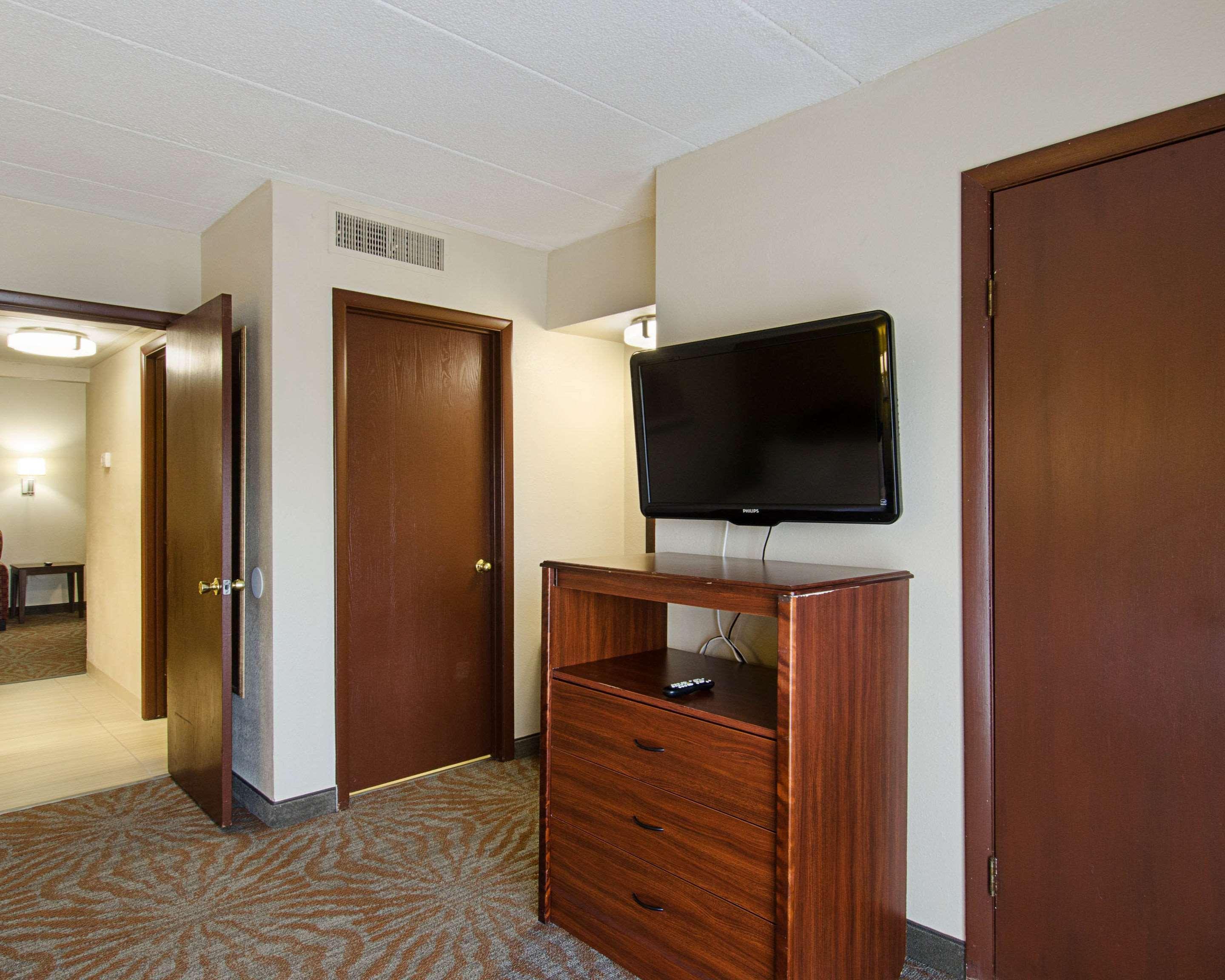 Quality Inn & Suites Worcester Bagian luar foto