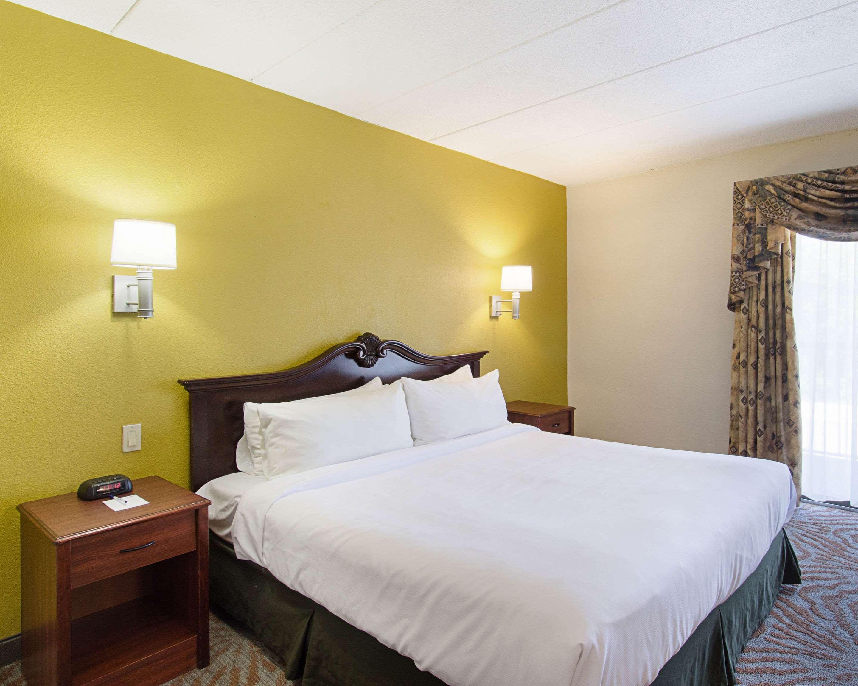 Quality Inn & Suites Worcester Bagian luar foto