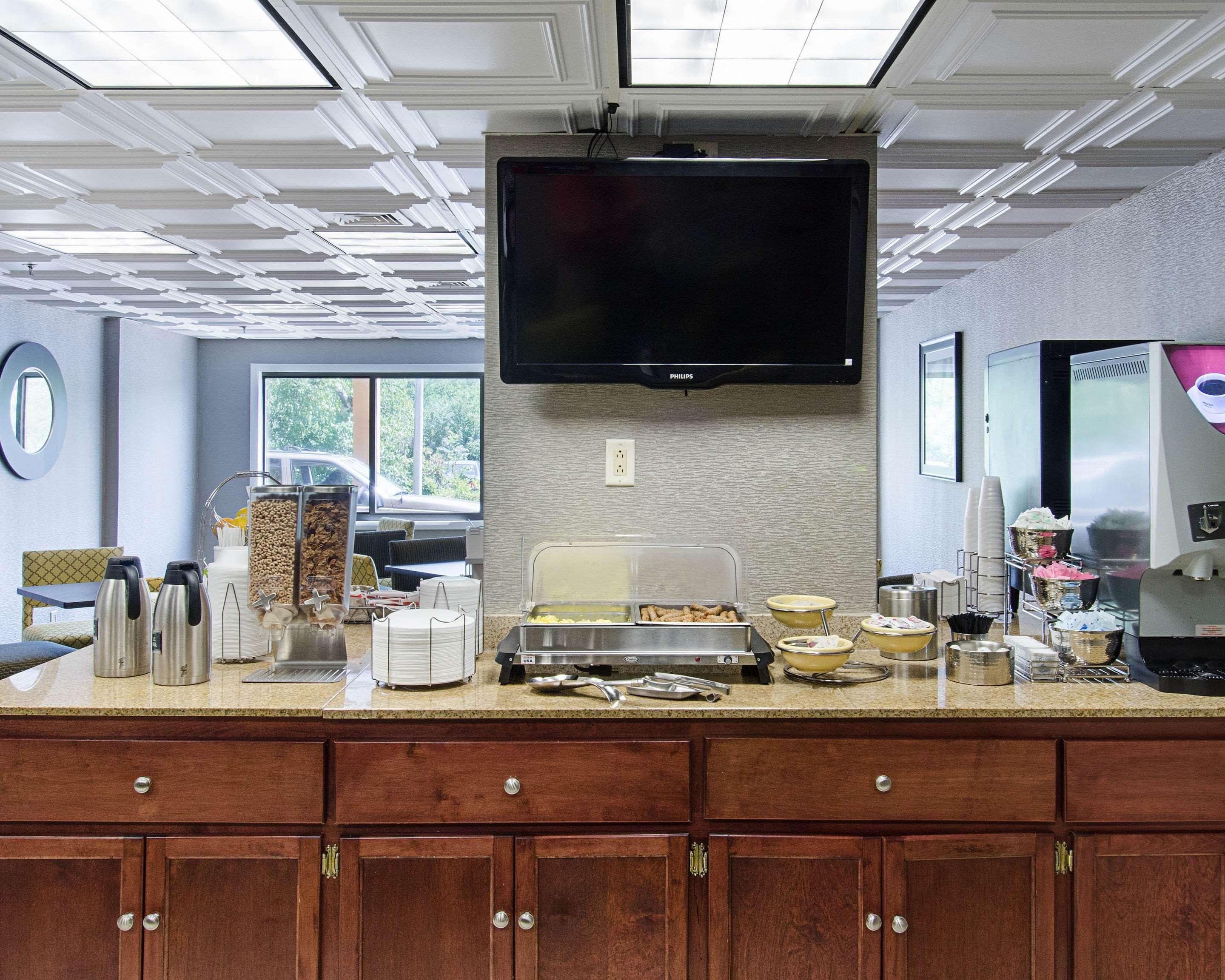 Quality Inn & Suites Worcester Bagian luar foto
