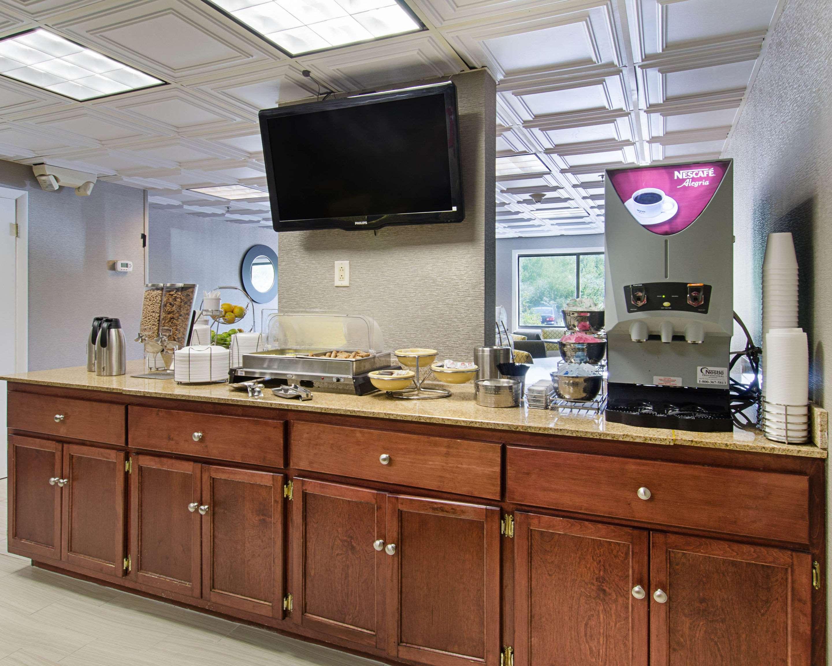 Quality Inn & Suites Worcester Bagian luar foto