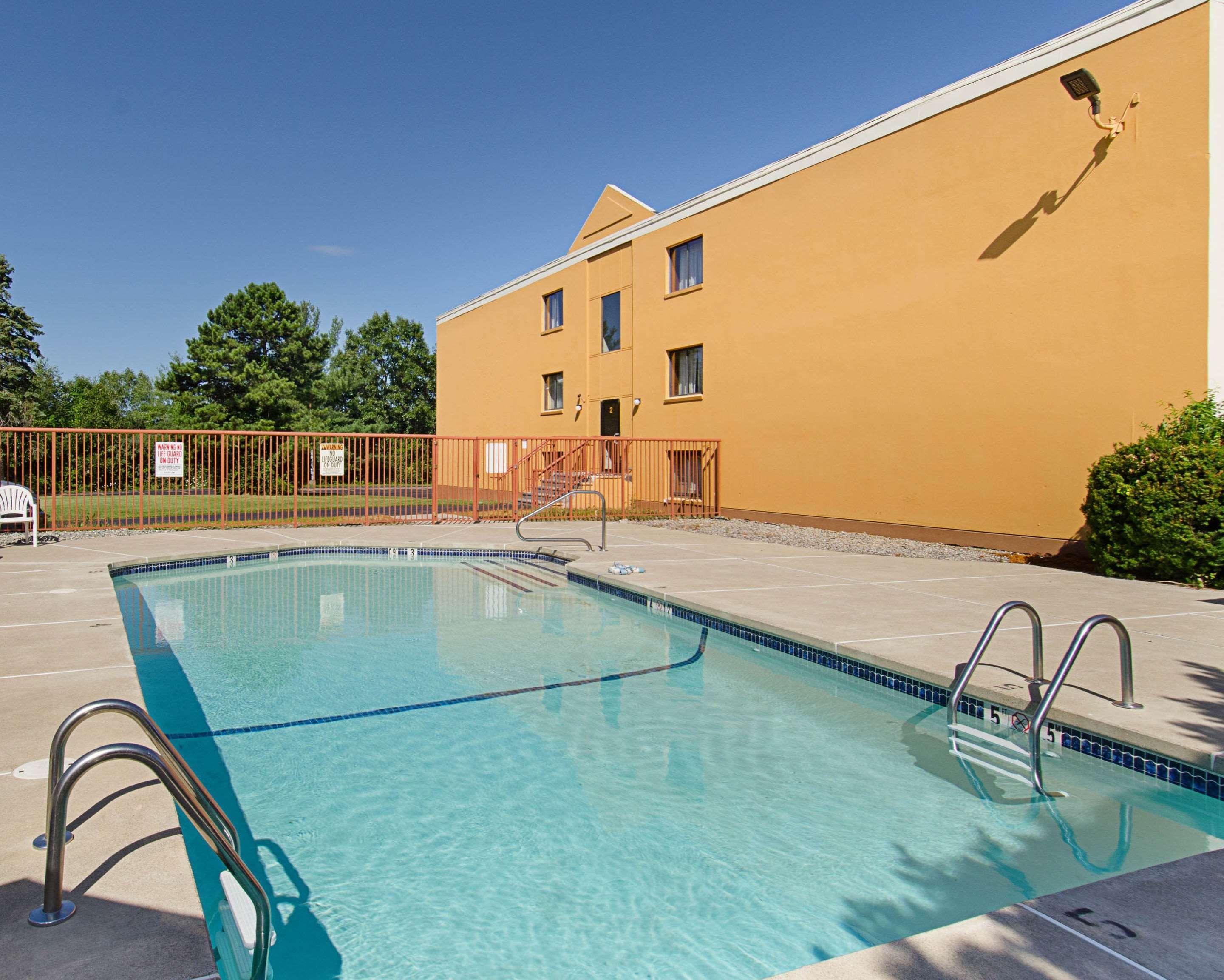 Quality Inn & Suites Worcester Bagian luar foto
